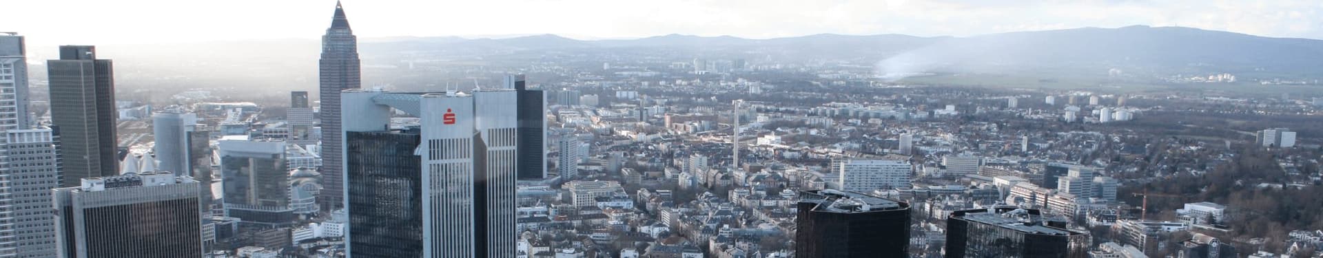 Banner image of the Frankfurt skyline for the EBS case study of the Hesse Justice Academies